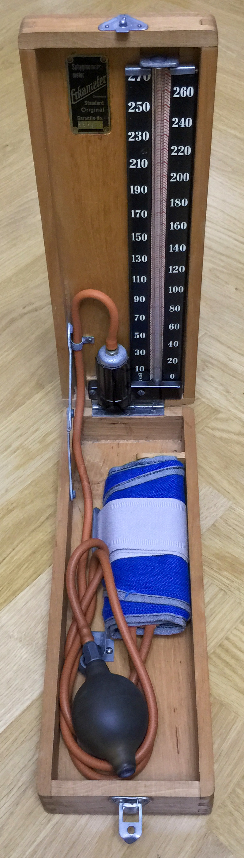 Erka Standard Blutdruckmesser (Sphygmomanometer), Originalzustand, 1940'er Jahre, Ansicht schräg oben